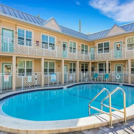 Clearwater Beach Suites #203 ➠ Tranquil Condo Steps To Beach W/ Heated Pool